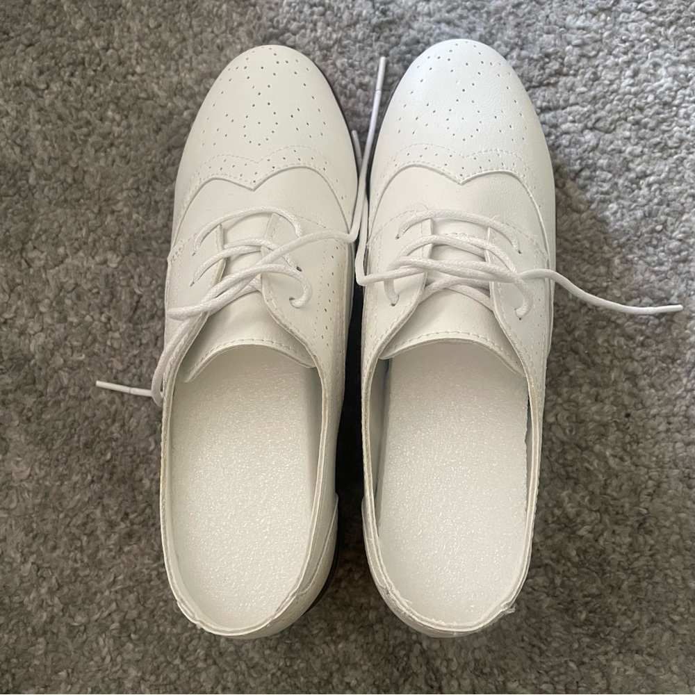 NWOT Stylish White Lace-Up Oxfords